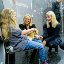 Design*hub Norway: Fem år gamle Thora viser Kronprinsparet hvordan det nye Linusvesten hjelper henne å ha et aktivt liv. Foto: Vegard Wivestad Grøtt / NTB scanpix